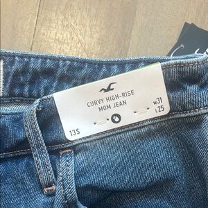 Hollister Curvy High-Rise Mom Jeans in Classic Denim